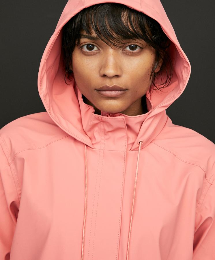 En rosa fuerte, para estos días de lluvia, de Oysho (45,99 euros).