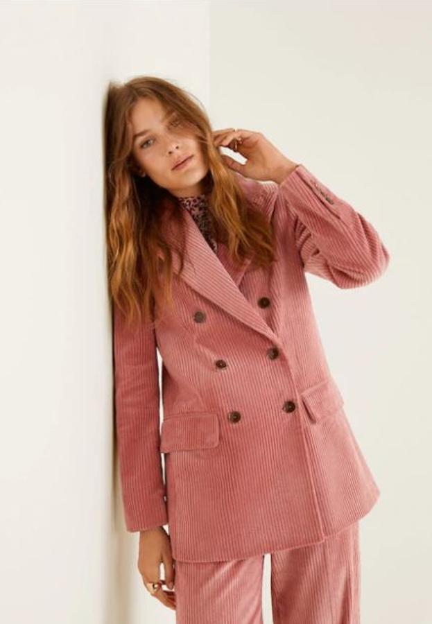 Blazer de pana en rosa bebé, de Mango (79,99 euros).