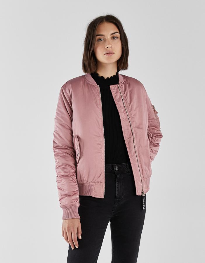 Cazadora bomber de Bershka (29,99 euros).
