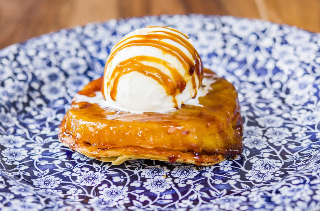 En Bendita Locura Coffee&Dreams (Calle Príncipe de Vergara, 73, Madrid) sirven un delicioso tatín formado por una capa de manzanas caramelizadas cubierta con masa quebrada u hojaldre, que una vez horneada se sirve al revés, con la fruta hacia arriba, caliente y acompañada de un toque de chantilly.