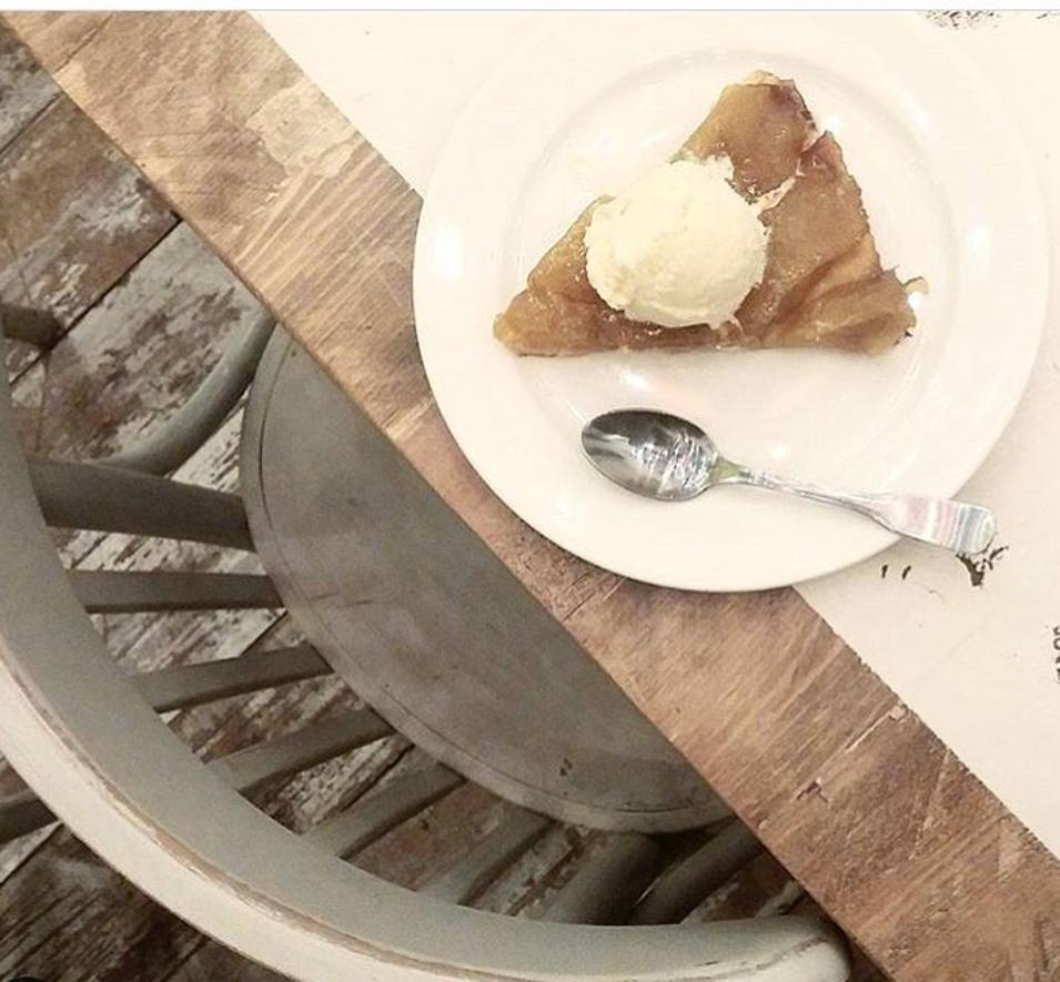 Además de una de las mejores tartas de manzana que has probado nunca, en Saporem (Calle Hortaleza, 74; y Calle Ventura de la Vega, 5), te podrás tomar un delicioso gin&tonic mientras te haces la manicura. Mención especial también a su  ensaladilla rusa  y a  su tortilla de patata , por si quieres abrir boca antes del dulce...