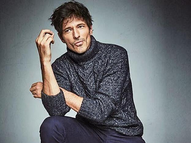 Andrés Velencoso lleva Jersey de punto y pantalón de Emidio Tucci para El Corte Inglés. Calcetines de Calzedonia y zapatillas de Merkal.
