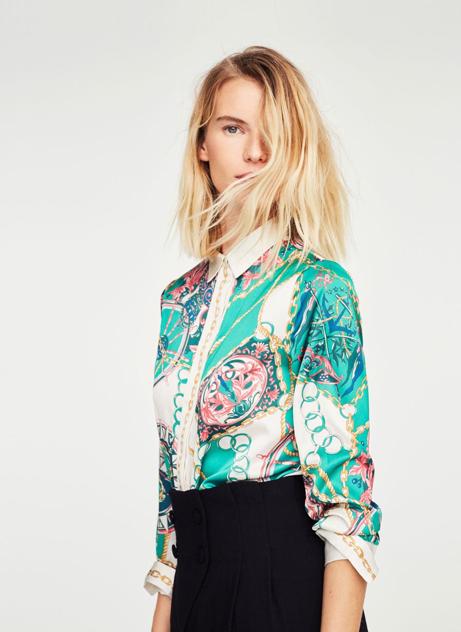 Camisa con estampado mosaico de Uterqüe: 79 euros.