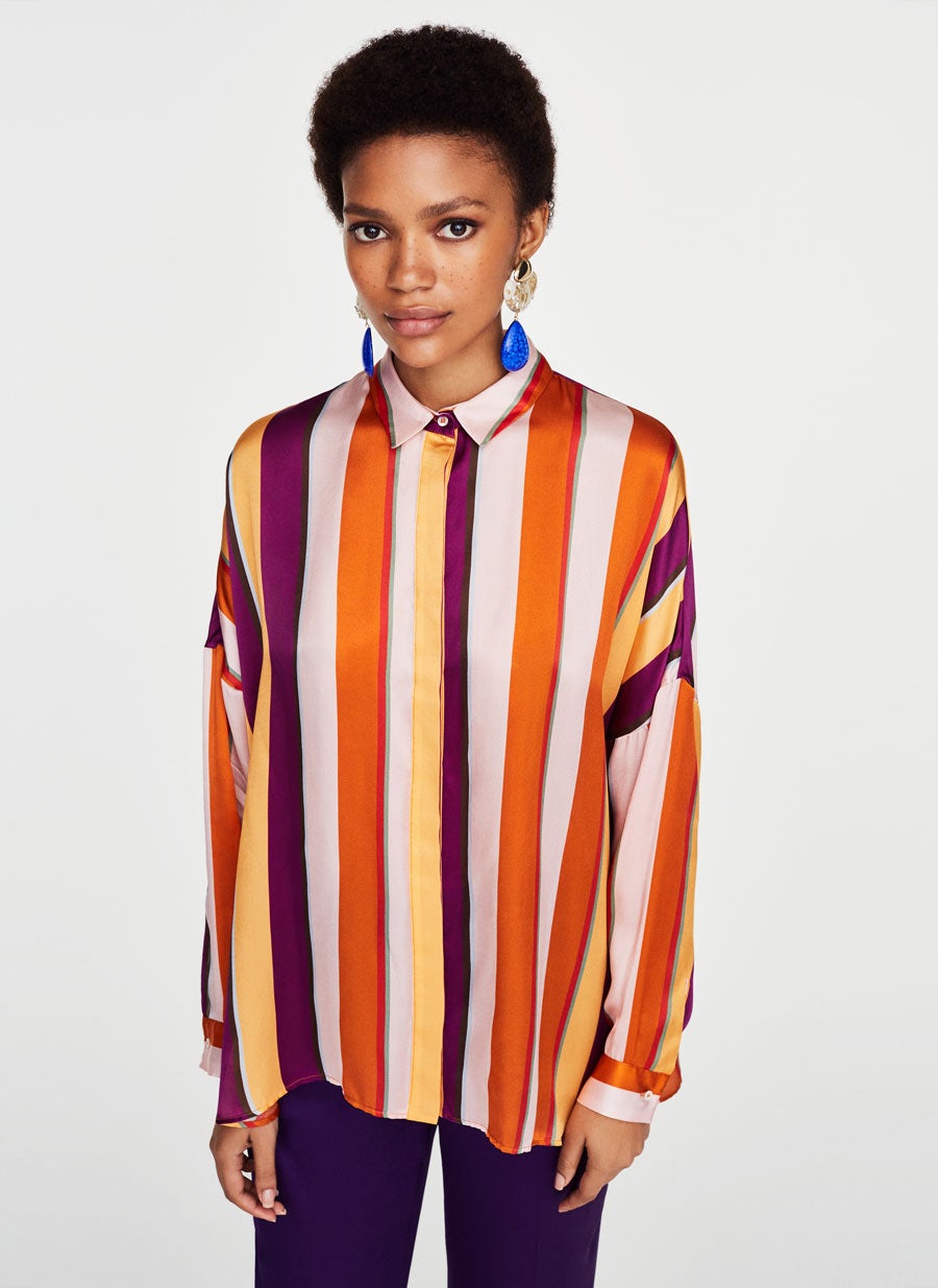 Camisa de seda con estampado de rayas verticales: 99 euros en Uterqüe.