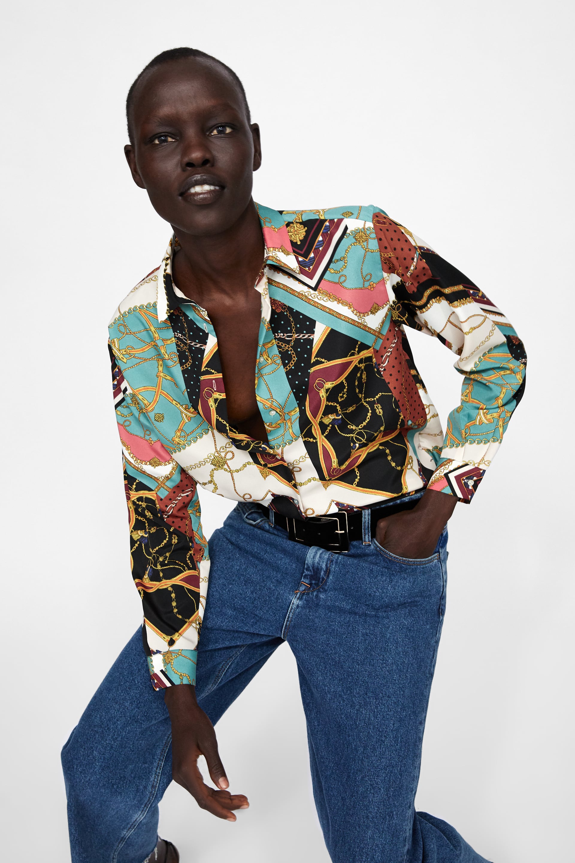 Blusa con estampado patchwork y cadenas de Zara: 25,95 euros.