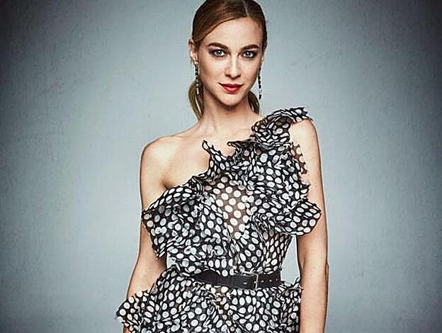 Marta Hazas luce vestido de lunares con cinturón, de Ermano Scervino, botas altas de Emporio Armani y pendientes de Swarovski Atelier.