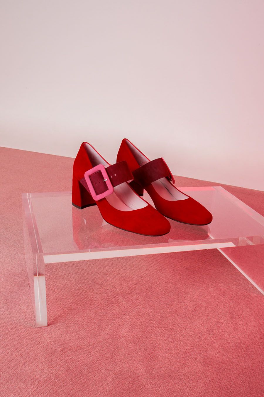 Zapatos de piel en color rojo y rosa de Kling: 90 euros.