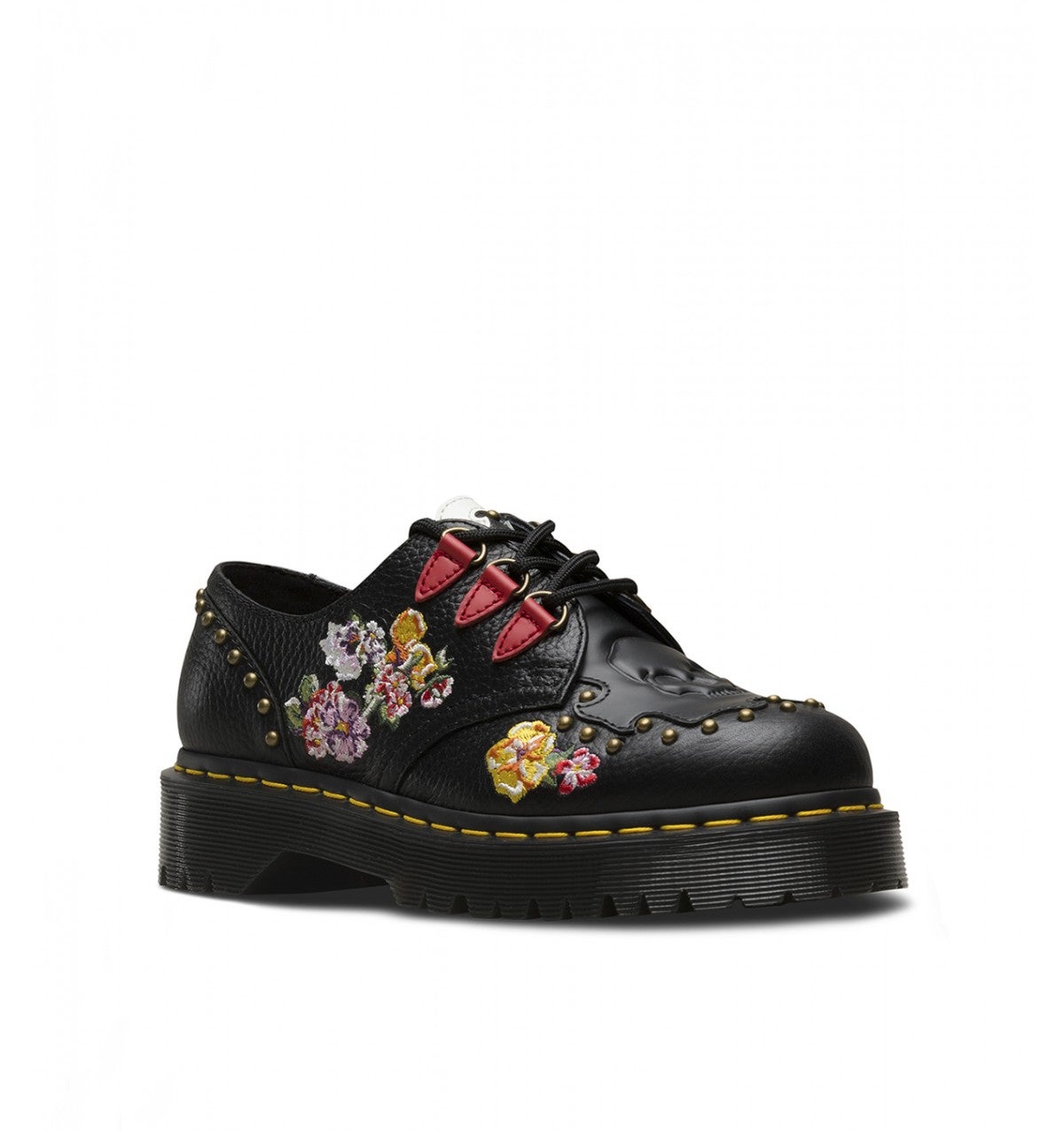 Zapatos planos con plataforma y adornos de Dr.Martens: 200 euros.