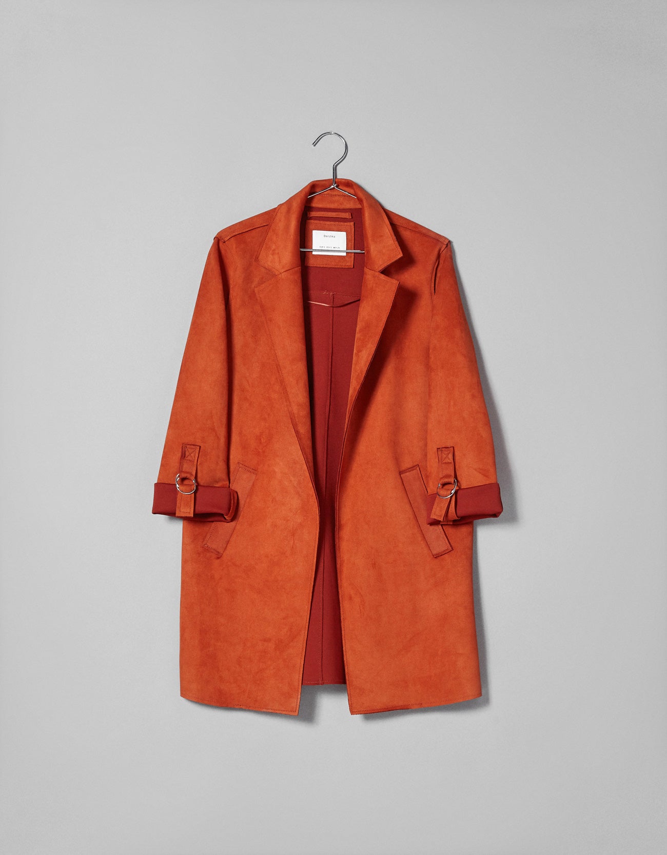 Abrigo efecto piel de Bershka: 29,99 euros.