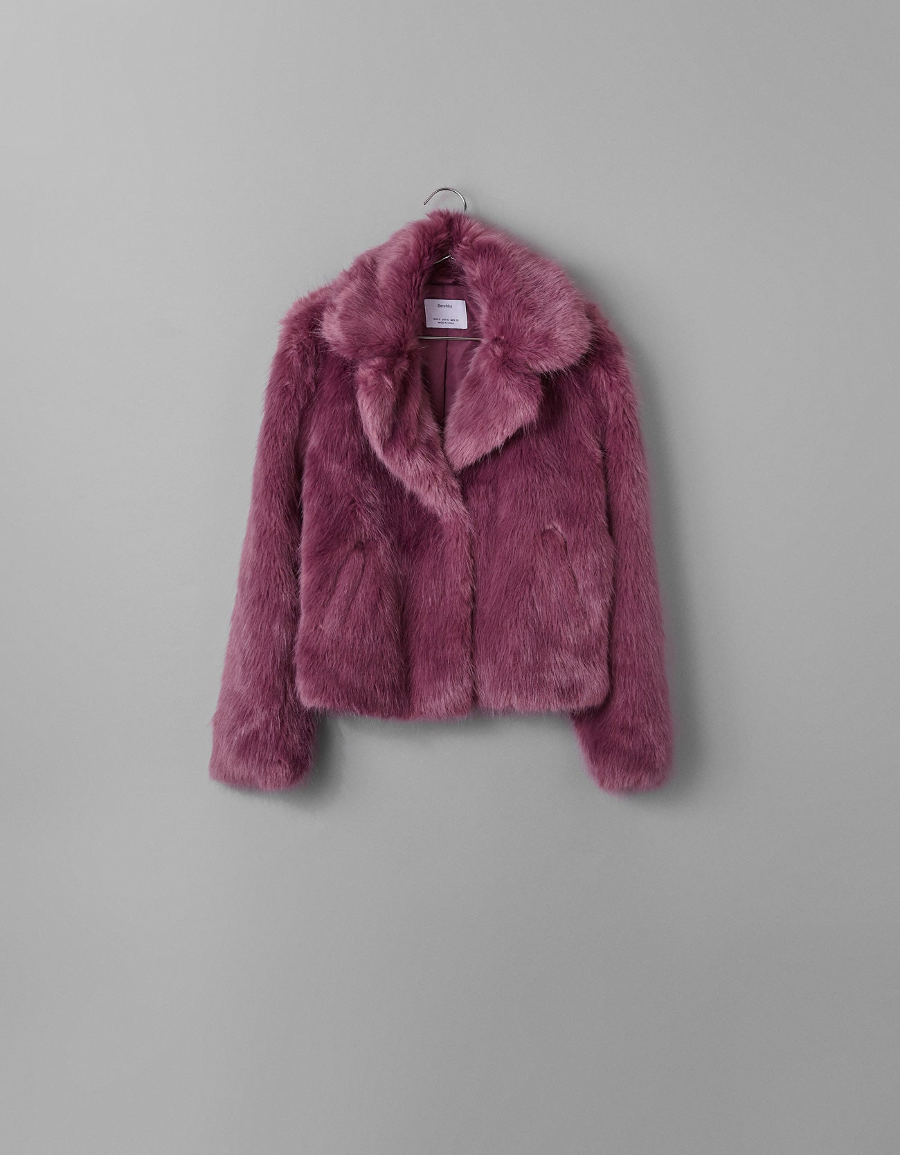 Abrigo corto de pelo con solapa de Bershka: 45,99 euros.