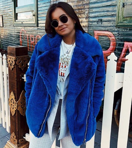 Inma Cebreiro con abrigo azul eléctrico de Mistress Rocks.