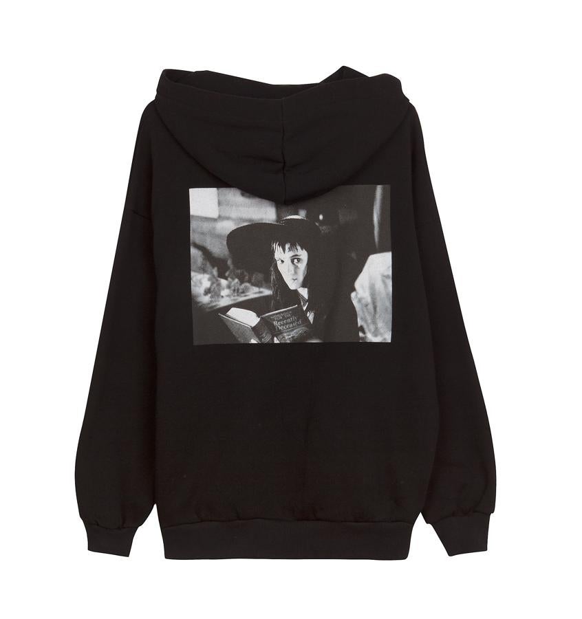 Beetlejuice tiene su sudadera con Winona Ryder en la espalda.