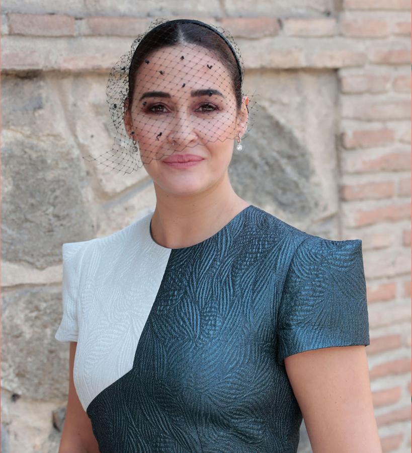 La raya en medio, tanto con el pelo suelto como en un recogido como el de Vicky, es la mejor opción para las mujeres que tienen el rostro cuadrado o redondeado, ya que equilibra el volumen de los laterales, afinando los rasgos. El tocado de rejilla aporta un toque muy sofisticado.