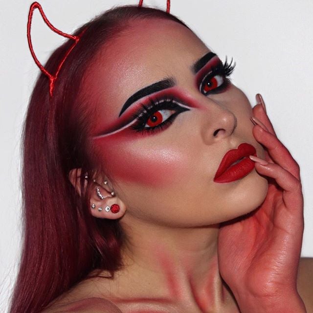 Este maquillaje de Katie Michaelis, de diablesa es una buena opción para Halloween. Añade unas lentillas de color rojo para darle más intensidad y realismo al disfraz.