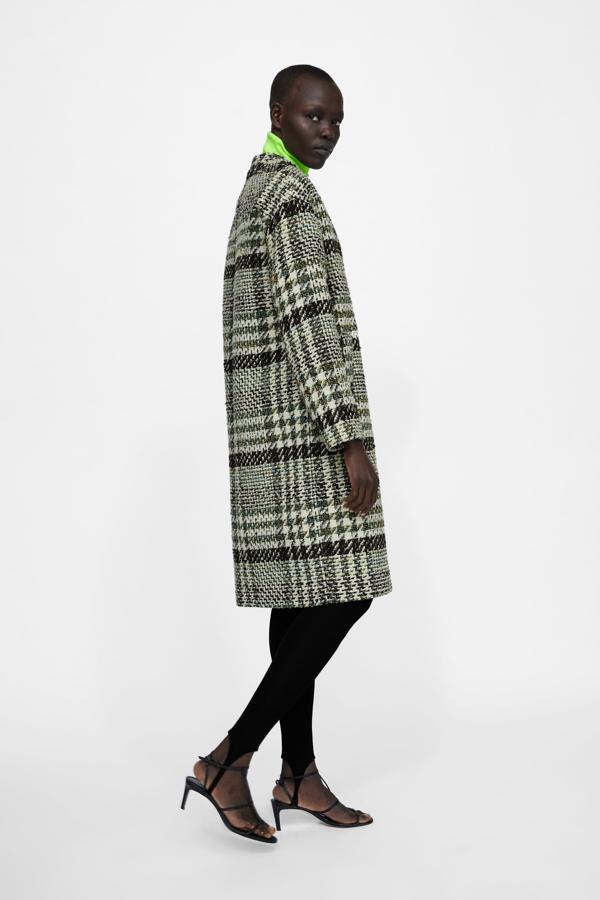 Elegante, atemporal y perfecto para poner la nota que marque la diferencia en tus looks de otoño. Este abrigo de tweed con estampado pata de gallo cuesta 25.99 euros en los Special Prices de Zara.