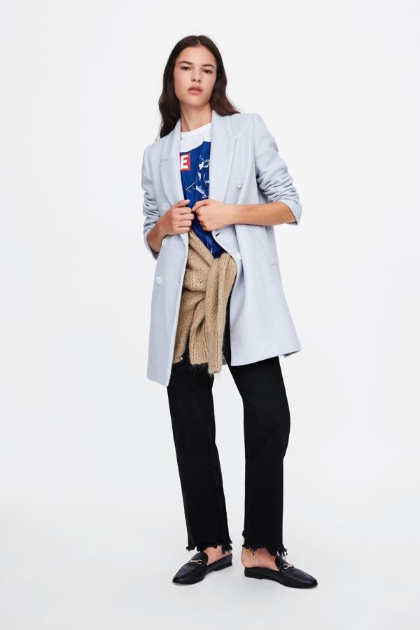 Un toque 'soft' que va con todo, este abrigo azul bebé no te lo quitarás en toda la temporada. Su precio en los 'Special Prices' de Zara, 25.99 euros.