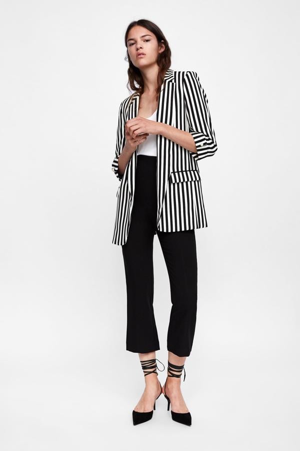 Un básico con un toque muy especial para tus looks 'working girl': estamos completamente enamoradas de esta blazer con estampado de rayas 'black&white' de los 'Special Prices' de Zara (19.99 euros).