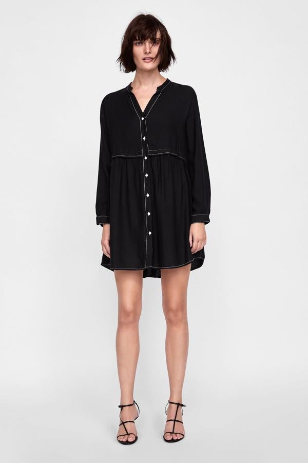 Y este mini vestido negro con ribete blanco será tu mejor aliado para esos días en los que no sabes bien qué ponerte... Precio en los 'Special Prices' de Zara: 15.99 euros.