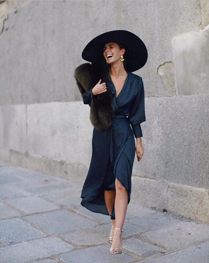 Un vestido de manga larga con una estola de pelo es una de nuestras opciones favoritas.