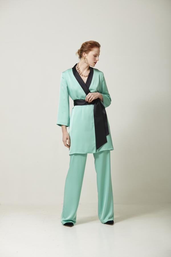 Si no te ves representada con un vestido clásico, ¿qué tal si apuestas por un traje tipo kimono? Este de Coosy nos ha encantado.