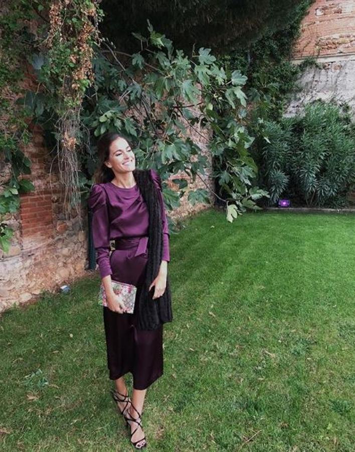 De nuevo Lara Goretti, con evstido de Inés Martín Alcalde y estola de pelo sobre un hombro. El accesorio más socorrido para las bodas en los meses de frío.