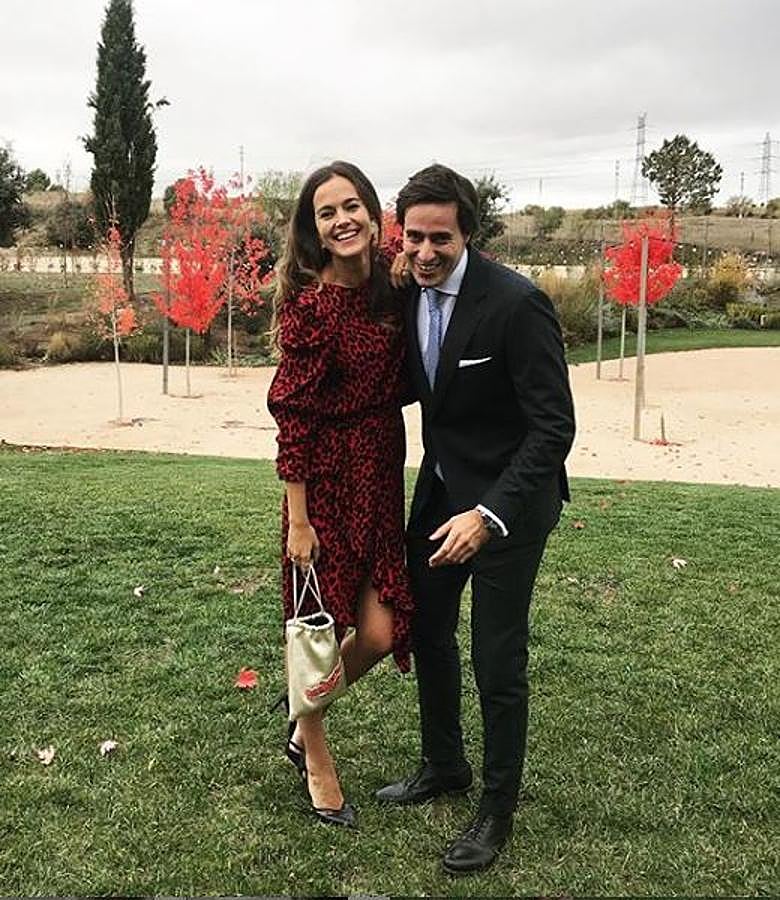 Lara Goretti, de Petite Mafalda, eligió este conjunto "animal print" de Zara para una boda. Y, sencillamente, nos encanta. A veces no hay que invertir mucho dinero para ir ideal.