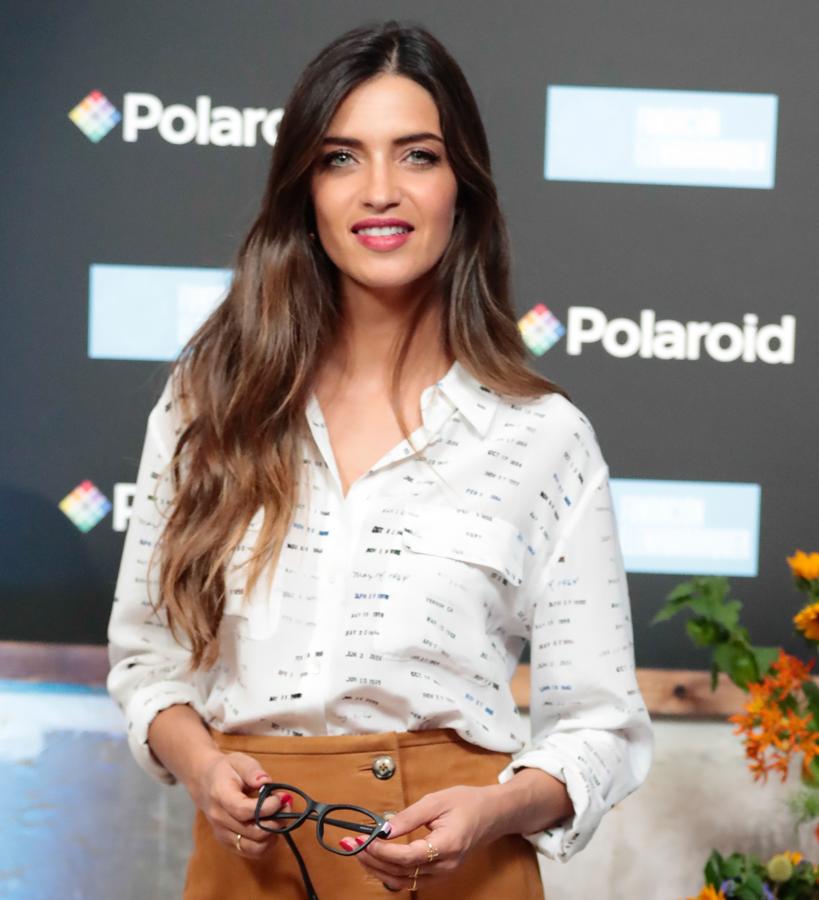 Aunque el verano ya se haya acabado, los rostros bronceados van a seguir presentes durante el otoño y el invierno, ya que son mágicos para ponernos buena cara en un par de brochazos. Si no, que se lo digan a Sara, que los adora. Aplica los polvos de sol –elige un tono menos intenso que el que luces en los meses más calurosos– debajo de los pómulos, en las sienes, en el contorno facial, en la nariz y en los párpados.