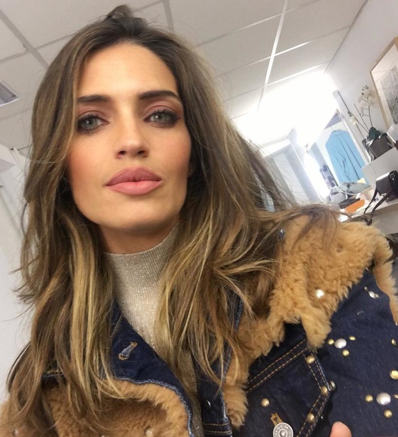 Los ojos se llevan más naturales que otros años, pero eso no significa que no haya que destacarlos de ninguna manera. Un ‘eyeliner’ discreto y una sombra en un tono nude o de la gama de los malvas –amenza con ser la nueva reina de la paleta de sombras– será suficientes para desviar todas las miradas a los ojos. Si no, mira cómo lo ha hecho Sara.