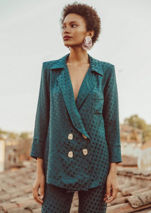 Reiteramos la idea de trajes de chaqueta. Este de lunares está agotado pero te puede servir de inspiración para buscar otras opciones.