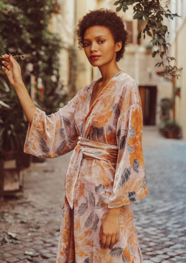 Si juntas un tejido muy invernal, el terciopelo, con un diseño como el kimono, el resultado es así de original.