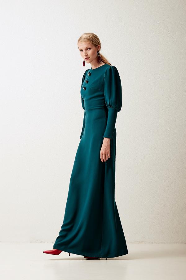 Manga jamón y detalle de botones, es el modelo Ade y nos lo imaginamos para una boda de noche.