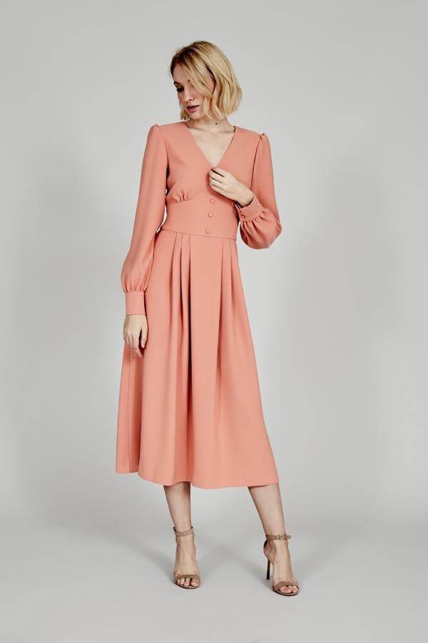 De corte clásico y atemporal, en color salmón. Es el modelo Luuse de la firma española Coosy.