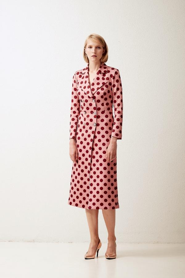 Es la versión de invitada del vestido- blazer. Lo puedes llevar así o como abrigo sobre un vestido lencero.