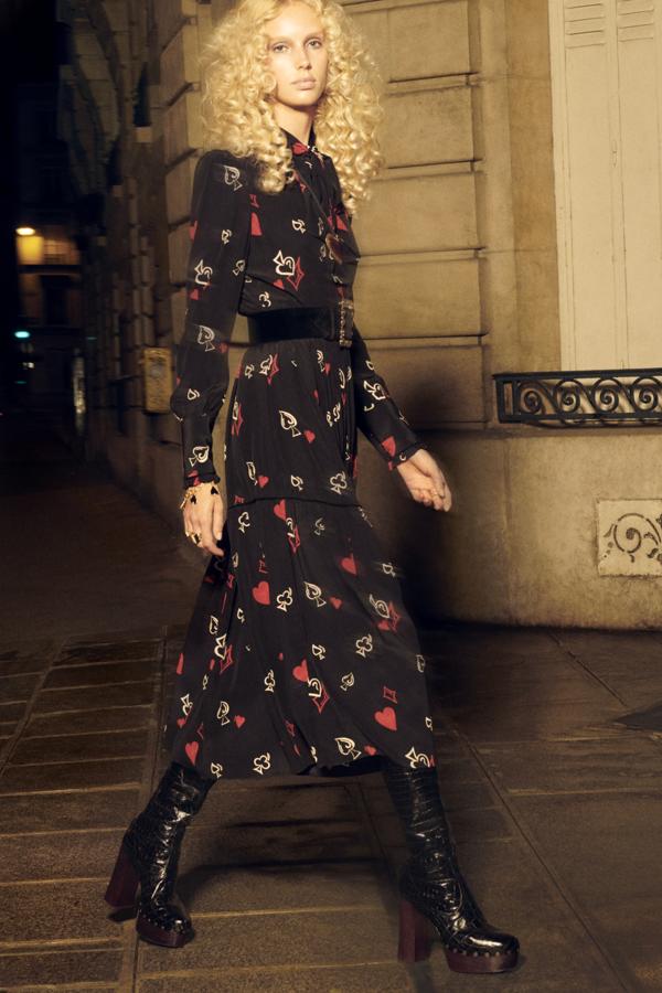 El póker inspira los estampados de la nueva colección otoño-invierno de Zara, que tiene unas cuantas propuestas por las que nosotras nos marcaríamos un 'all in' con los ojos cerrados.Precios: vestido, 89.99 euros; botas, 159.99 euros; set de anillos, 15.95; set de pulseras, 15.95; y cinturón joya, 25.95 euros.