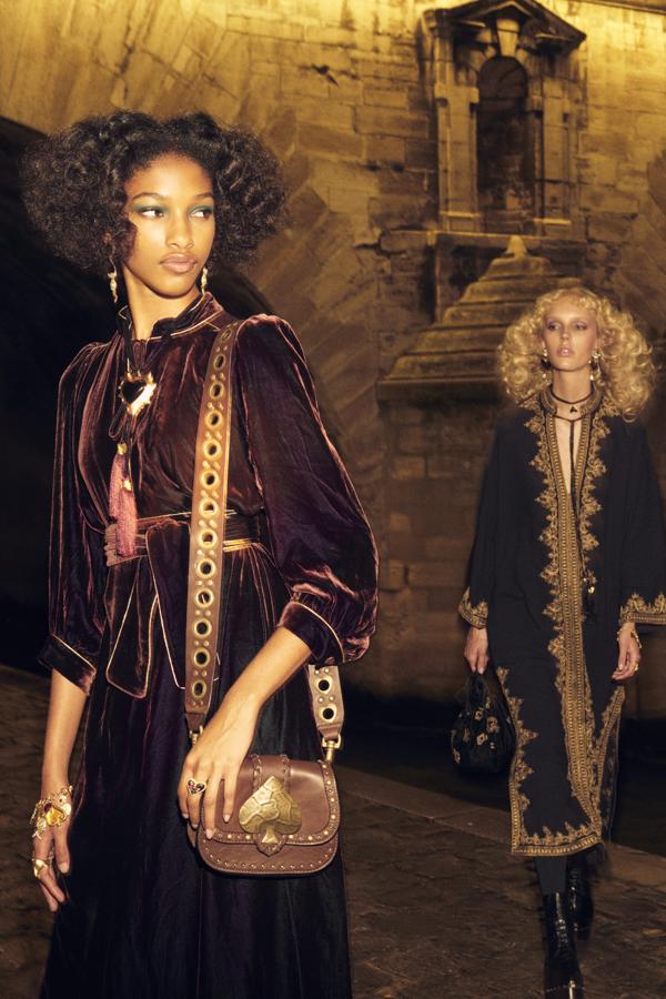 El terciopelo, los bordados lujosos, los estampados joya y los toques orientales nos dejan looks tan maravillosos como estos en la nueva campaña de Zara.Precios: única bordada, 139 euros; vestido terciopelo, 89.95 euros; bolso bandolera, 79.95 euros; saca póker, 35.95 euros.