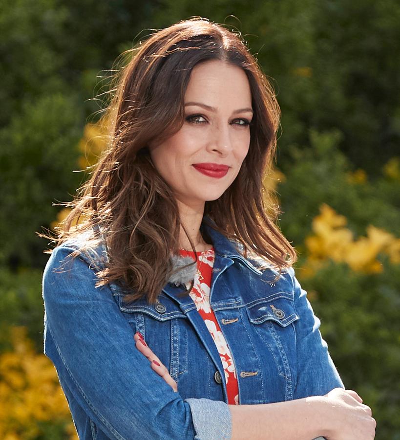 Dentro de la gama de las barras de labios rojas están los fríos (con pigmentos dorados que favorecen a las pieles cetrinas y bronceadas) y los cálidos (con pigmentos azules que sientan bien a las pieles más claras). El que ha elegido en esta ocasión la exmodelo pertenece al segundo tipo y queda perfectamente con su tono de piel y cabello castaño.