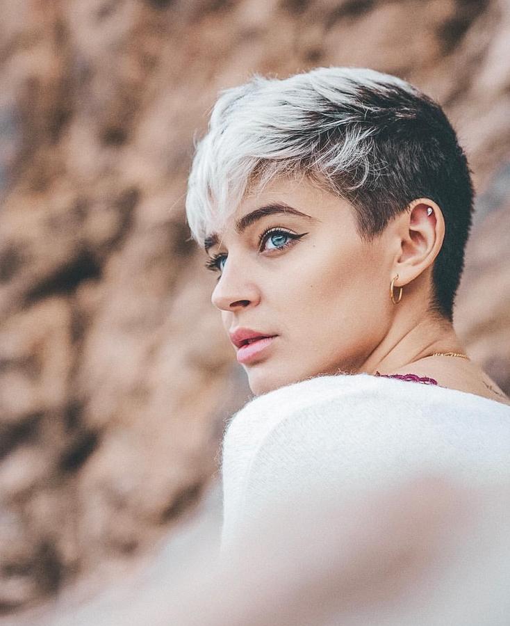 Poco a poco la 'influencer' fue dando un toque mucho más personal a su pelo con nuevos detalles repletos de contraste. Combinando una matización de rubio hielo en la parte superior y más larga, con su propio castaño natural en las raíces y en su pelo más corto.