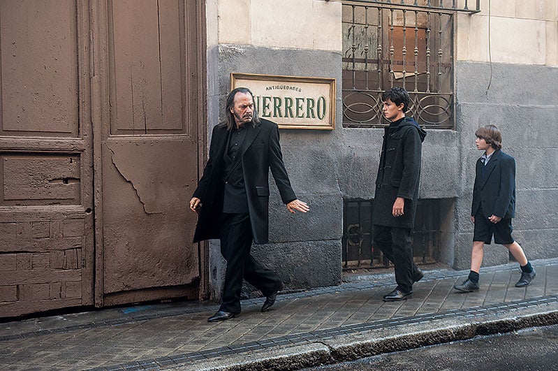 'Gigantes' (Movistar +). Todas las familias felices se parecen: las criminales lo son cada una a su manera. Los hermanos Guerrero, castrados por el patriarca Abraham, intentan encontrar su propia identidad traficando con drogas en un Madrid muy canalla.