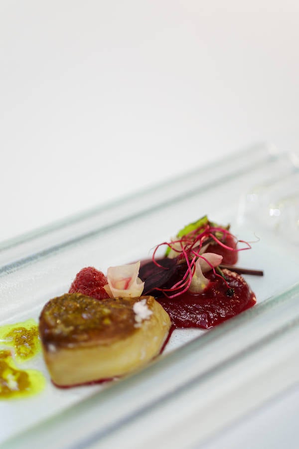 Como bien dice Miguel Laffan, chef creativo de Atlántico, en el Intercontinental de Estoril, el aceite de oliva es un ingrediente "sencillo pero esencial, una constante en el calendario culinario durante décadas que continuará siéndolo durante muchos años. Su sabor puede llegar a ser muy diferente dependiendo de la variedad y madurez de las aceitunas", por eso, recomienda, "fijarse mucho en las denominaciones de origen".