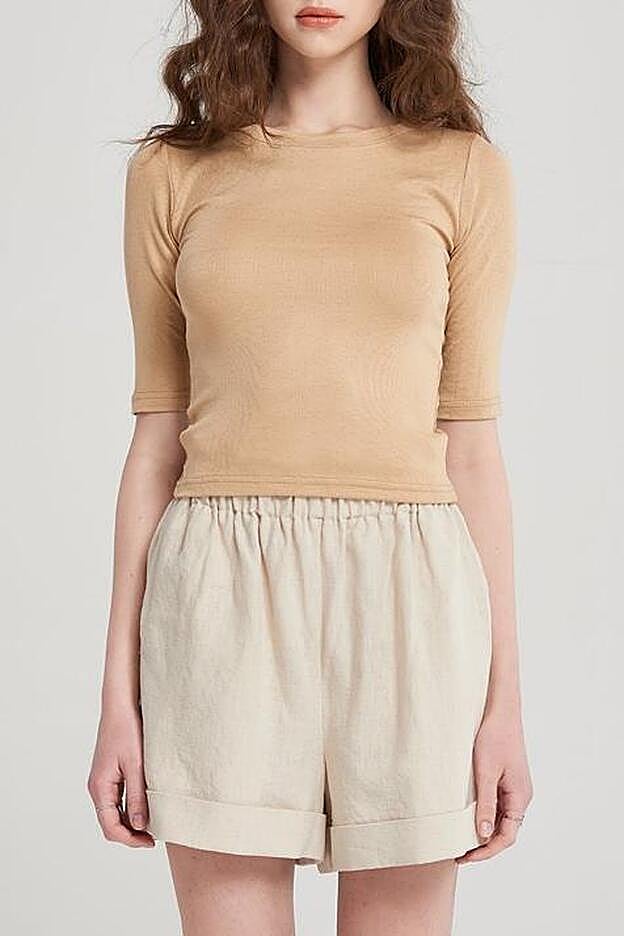 Camiseta cropped en color nude, 36,61 euros.