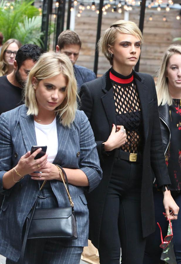 Llevan juntas desde mayo y no ocultan su amor mientras pasean por las calles.