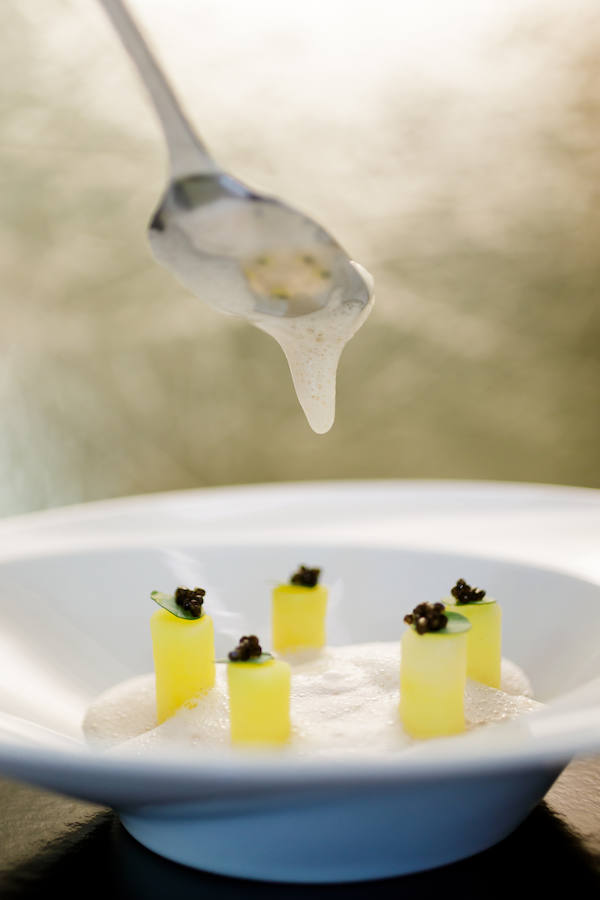 Cedric Mery, chef de Alcyone, del Intercontinental Marsella, quiere que pongamos en el valor que tienen un alimento tan común como los garbanzos. "No necesitan presentación, porque se utlilizan desde en el famoso hummus a ensaladas sencillas con aceite de oliva o la aquafaba (caldo de cocción de garbanzos), pero sin duda se están convirtiendo en un elemento culinario indispensable. Varios de los mejores platos de los mejores restaurantes utilizan este ingrediente. ¡Incluso podemos elevar los garbanzos a un nivel superior sirviéndolos con caviar!".