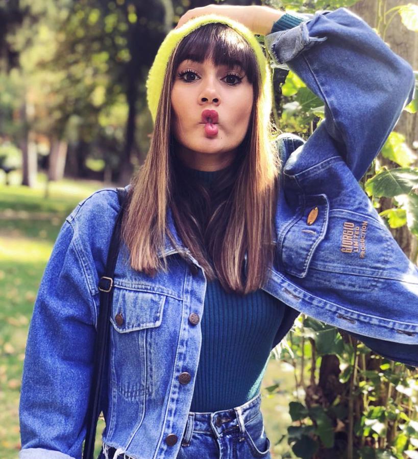 Los sombreros, gorros, pañuelos y gorras pueden tener diferentes cometidos: adornar tu look con un accesorio diferente, disimular un ‘bad hair day’ o tapar una melena a la que le hubiera hecho falta una ducha la noche anterior. A la solista le gusta más llevar su pelo al descubierto, pero a veces opta por accesorios capilares, que le sientan genial.