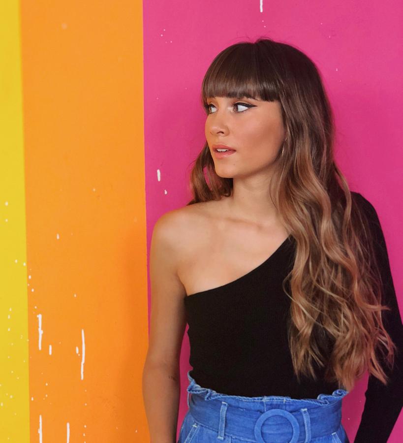 La melena con ondas sigue siendo el peinado más recurrido cuando quieres llevar el pelo diferente, pero sin parecer que vas de boda. La clave para no asemejarse a una señorona recién salida de la peluquería es hacer las ondas con una plancha ancha o con un cepillo redondo grande y abrirlas con ayuda de los dedos al terminar.