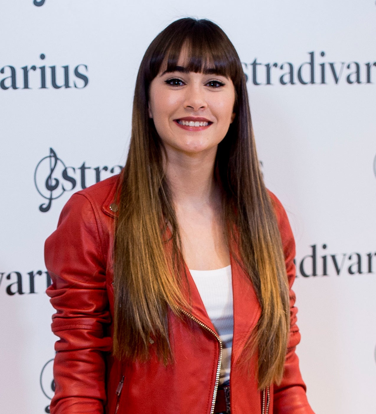 El pelo bien liso es perfecto tanto cuando se quiere lucir una imagen más formal, como cuando lo que se busca es un estilo sencillo, en el que el pelo pase más inadvertido. Eso sí, sea cual sea el cometido, la melena pulida siempre tiene que estar bien hidratada, como la de la cantante, para que no se vean las antiestéticas puntas abiertas.