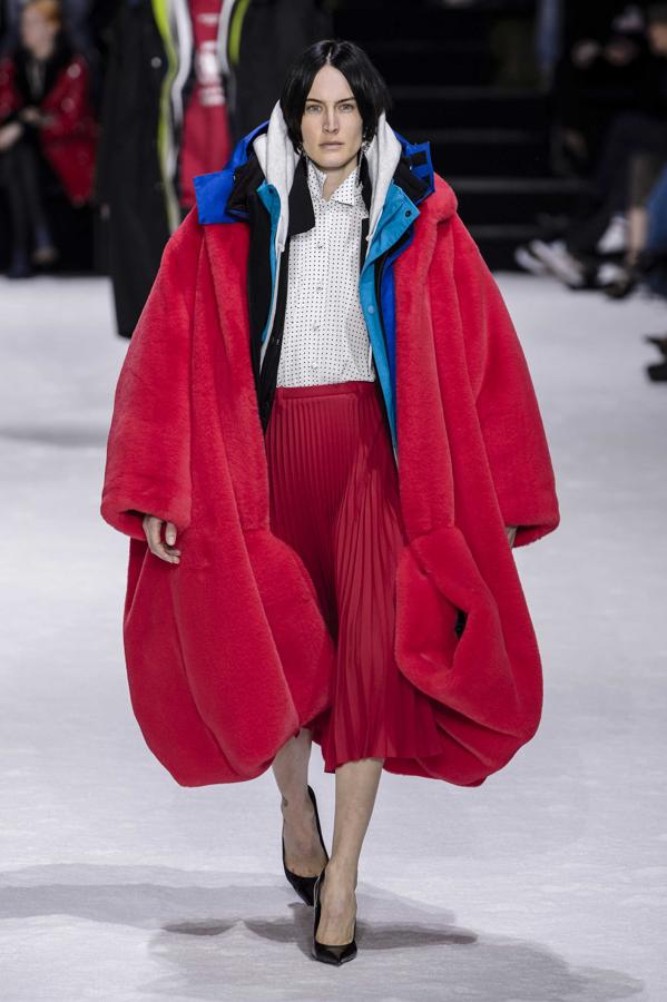 Para la mujer Balenciaga el frío no va a ser un problema. Tres o cuatro abrigos, uno encima de otro, y listo. Ande yo caliente...