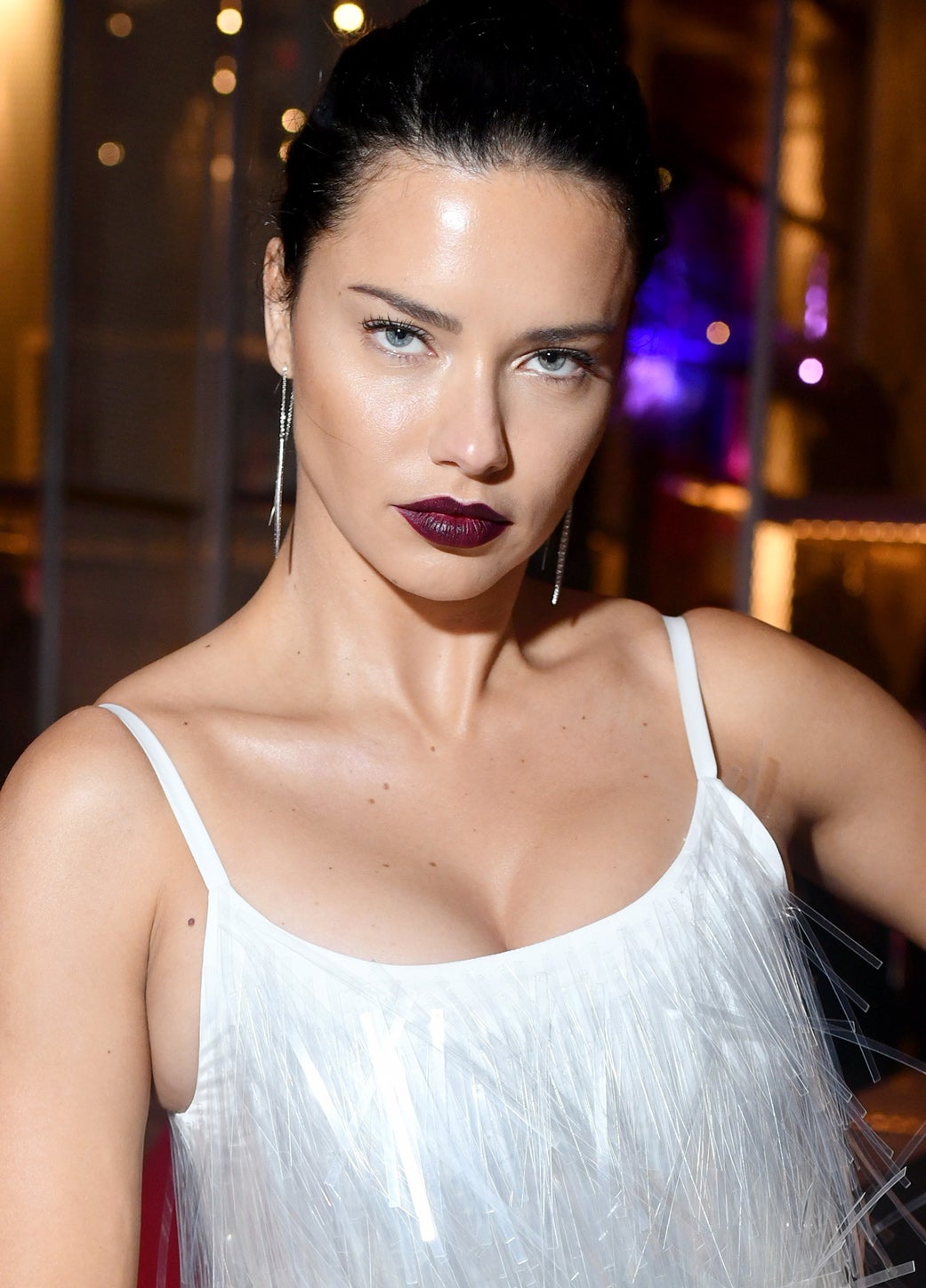Este color berenjena se lleva el protagonismo en el look de Adriana Lima. La modelo lo ha combinado con una simple pasada de máscara de pestañas y un toque de iluminador. El resultado es sencillo pero muy sexy.