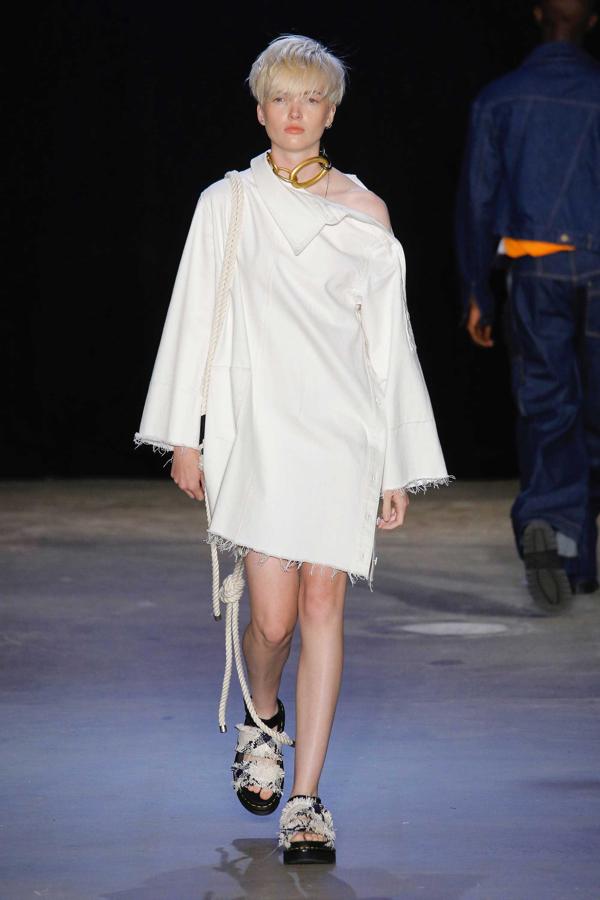 Si te apetece ir disfrazada de náufrago, Monse tiene el mejor look.