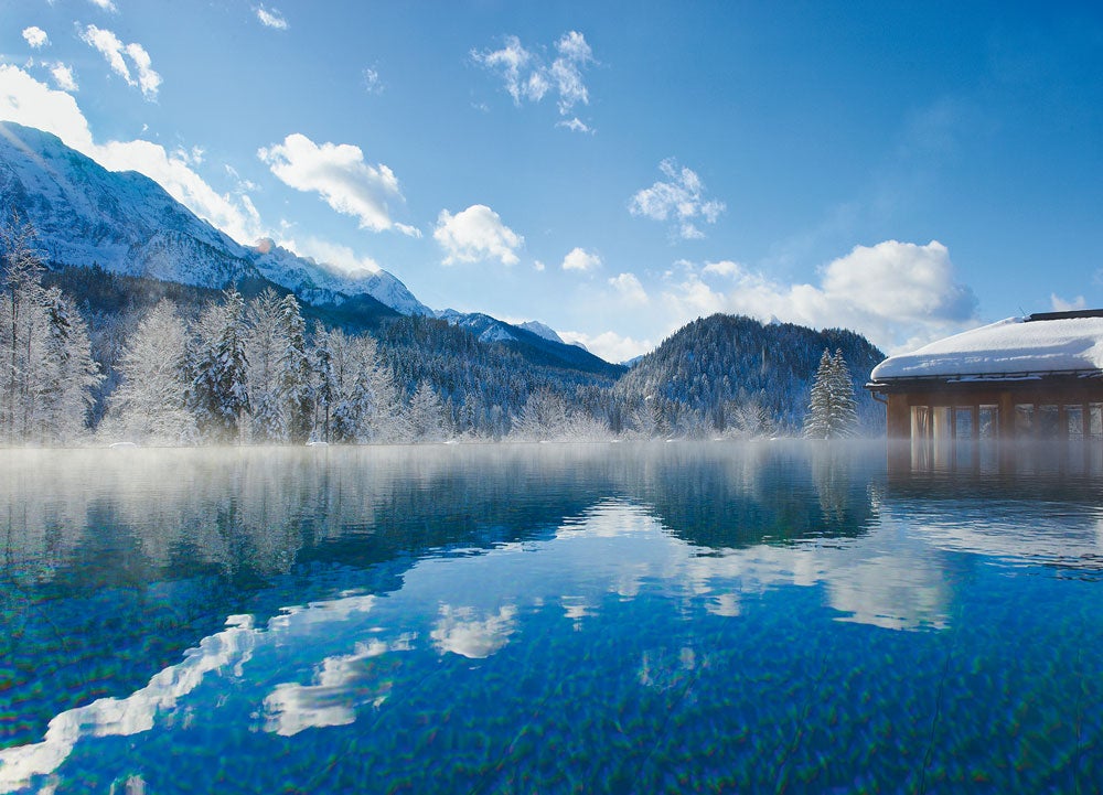 Un castillo en Alemania. ¿Por qué nos gusta? Porque el castillo de Schloss Elmau es un templo para la calma frente a la Zugspite, la montaña más alta de Alemania. Además de dos spas familiares, tienen numerosos e imaginativos talleres: artesanía, literatura, manualidades, música, danza, esquí, snowboard... DÓNDE: en los Alpes bávaros, a 100 km al sur del aeropuerto de Múnich. Cuánto: desde 250 € por persona, niños hasta 15 años gratis, con media pensión, spa y actividades.