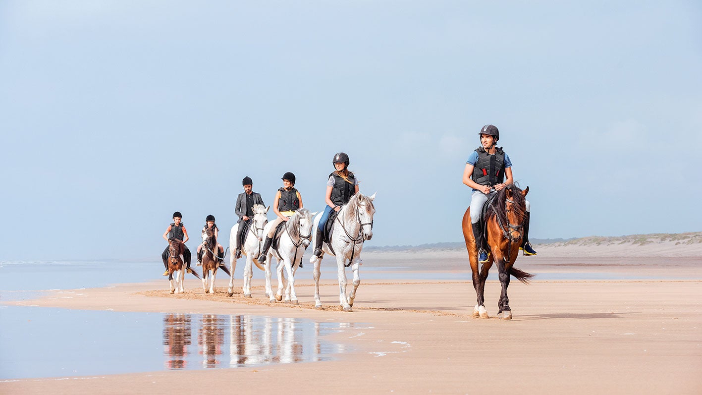 A caballo, en Casablanca. ¿Por qué nos gusta? El Mazagan Golf &amp; Beach Resort, muy cerca de Casablanca, ofrece actividades para todos en sus tres clubes por edades (desde tres meses hasta 17 años), siempre con monitores. Desde clases de golf y tenis hasta paseos a caballo y en camello, karts, quads... DÓNDE: en Jadida, a una hora del aeropuerto de Casablanca. Cuánto: desde 164 €, habitación doble con desayuno.